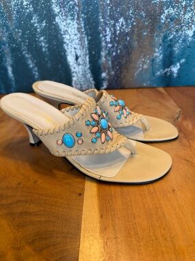Jack Rogers 2010’s Coastal Chic Cream Leather Kitten Heel Sandals Blue (GUC)